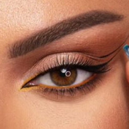 Eyelash product with recommended makeup and technical details displayed on a website.