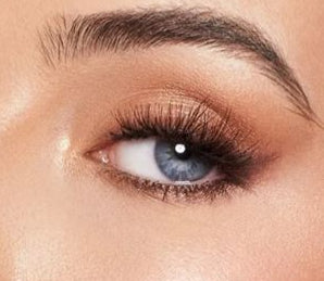 Eyelash product with recommended makeup and technical details on a website interface.